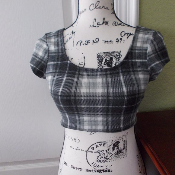 💕 3/$25 💕 Kimcine Curve Crop Top - Picture 1 of 4